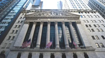 انخفاض الأسهم وتقلب الدولار في ترقب الأسواق للبيانات الأمريكية القادمة