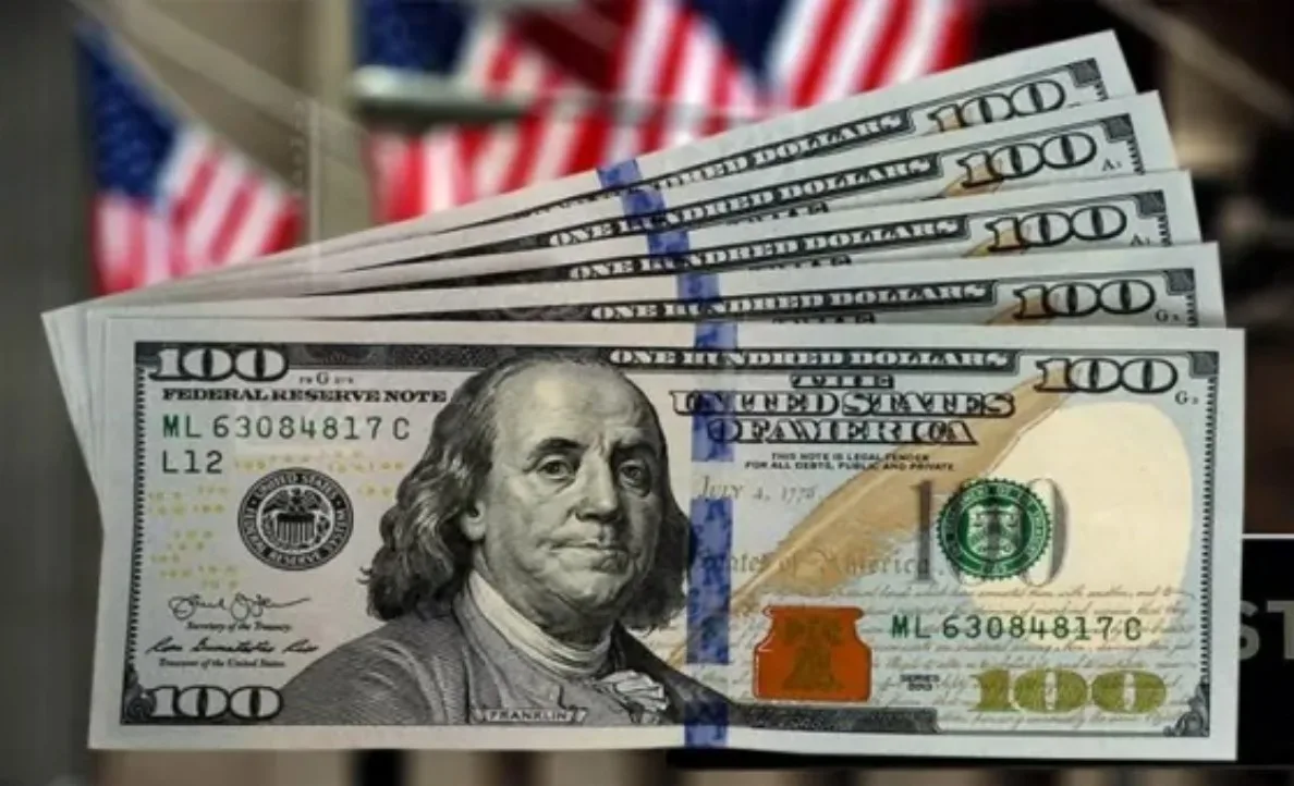 انخفاض الدولار مع تراجع مبيعات التجزئة في الولايات المتحدة