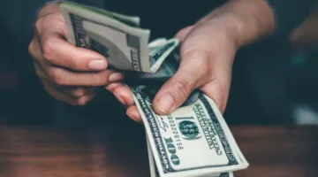 انخفاض جديد في سعر الدولار مقابل الجنيه خلال منتصف تداولات اليوم.. يتراجع بأكثر من 5 قروش