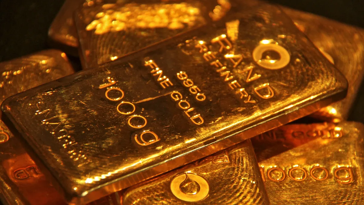 انخفاض سعر الذهب بحوالي 2% مع تراجع التوترات التجارية بين الولايات المتحدة وأوروبا انخفاض سعر الذهب بحوالي 2% مع تراجع التوترات التجارية بين الولايات المتحدة وأوروبا
