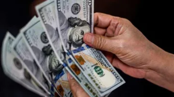 انخفاض طفيف في قيمة الدولار عقب تقليص التصنيف الائتماني للولايات المتحدة