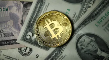 انخفاض قيمة الدولار مع ارتفاع عملة البيتكوين الرئيسية