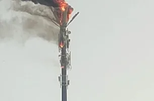 اندلاع حريق بأحد أبراج شبكات المحمول في القاهرة الجديدة| صور