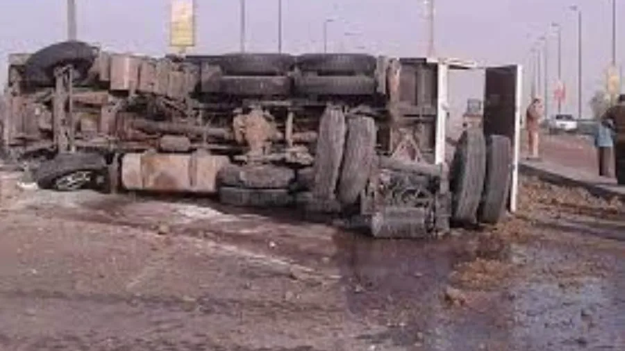انقلاب سيارة نقل بالطريق الزراعي في قها