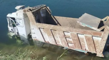 انقلاب شاحنة ثقيلة في مجرى مائي بنصر النوبة