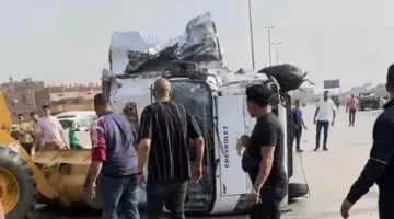 إصابة 11 عاملًا جراء انقلاب سيارة نقل على الطريق الإقليمي في القاهرة الجديدة