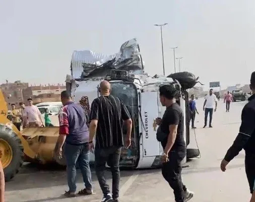إصابة 11 عاملًا جراء انقلاب سيارة نقل على الطريق الإقليمي في القاهرة الجديدة إصابة 11 عاملًا جراء انقلاب سيارة نقل على الطريق الإقليمي في القاهرة الجديدة