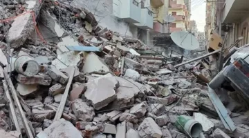 انهيار جدار يؤدي إلى سقوط عمود كهرباء أثناء هدم مبنى في نجع حمادي
