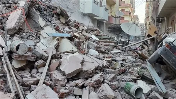 انهيار جدار يؤدي إلى سقوط عمود كهرباء أثناء هدم مبنى في نجع حمادي انهيار جدار يؤدي إلى سقوط عمود كهرباء أثناء هدم مبنى في نجع حمادي
