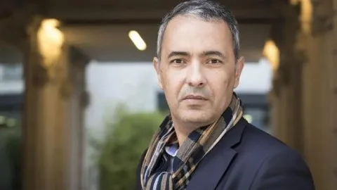 باريس: الجزائر أصدرت مذكرتي توقيف دوليتين بحق الكاتب الفرنسي الجزائري كمال داود