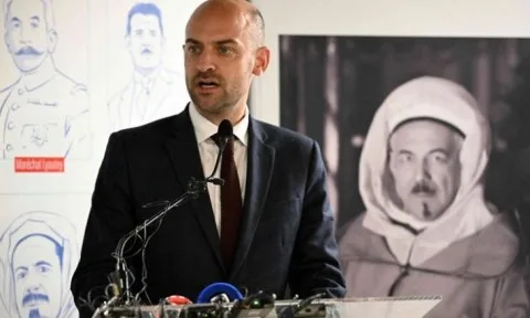 باريس تقول إن العلاقات مع الجزائر “مجمدة تماما” منذ تبادل طرد الموظفين وتؤكد “إن مجازر سطيف تستحق أن تُخلّد”