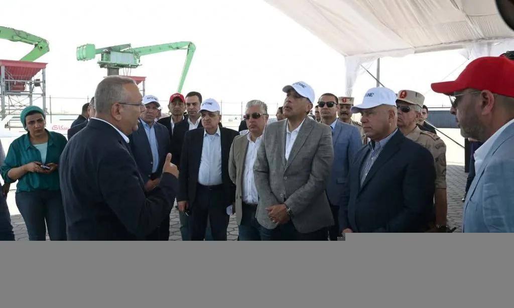 باستثمارات 2.2 مليار جنيه.. مدبولي يتفقد إنشاء مشروع رووتس