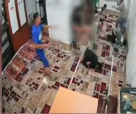 «بالشوم».. اعتداء على مسجد أثناء أداء الصلاة في القاهرة | فيديو