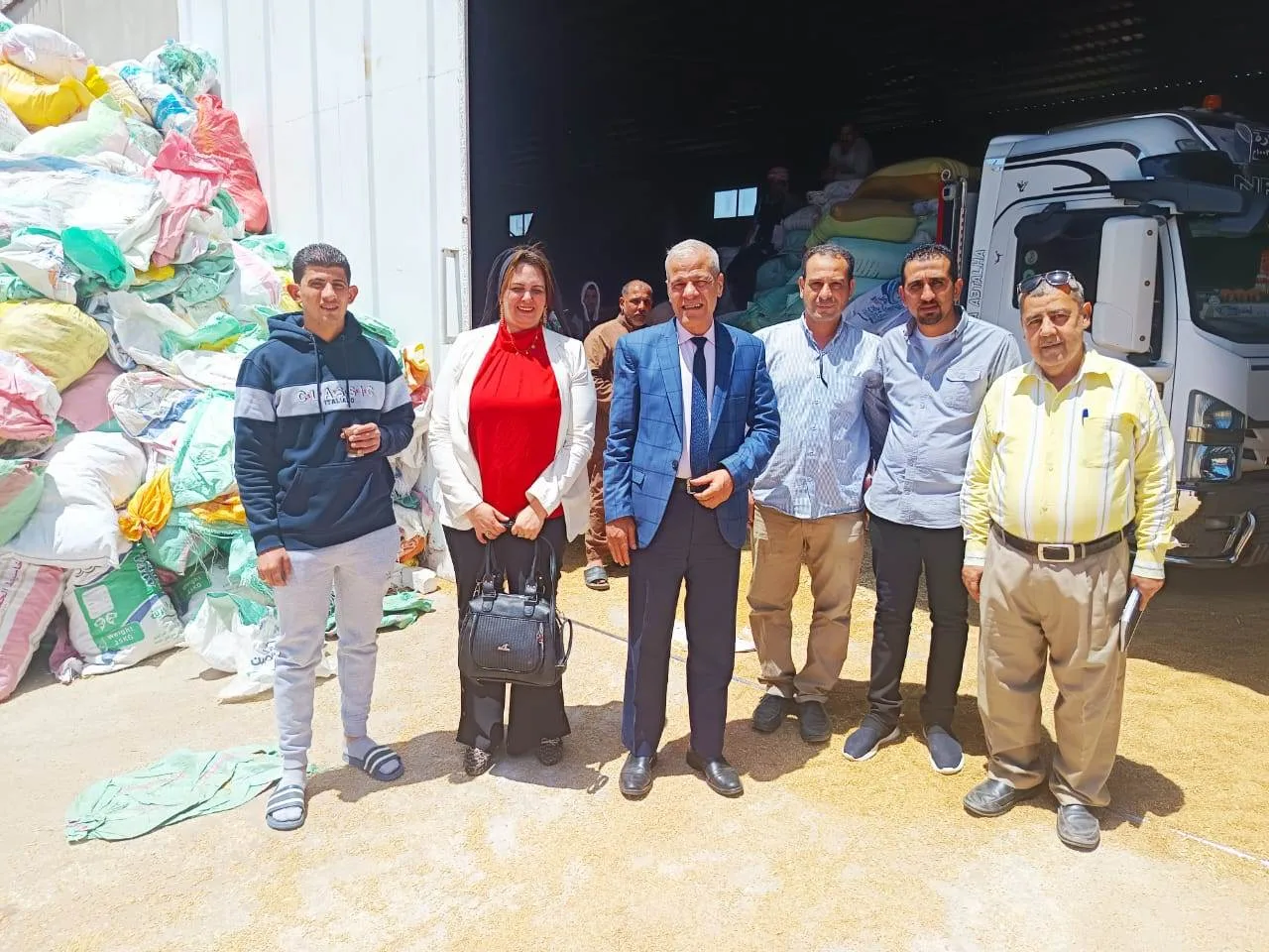 بالصور.. إحباط توريد قمح قديم خلال أعمال فحص التموين وسلامة الغذاء بالغربية