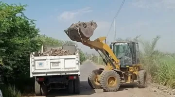 بالصور: إزالة الأتربة والنفايات من الشوارع الرئيسية في جنوب الأقصر