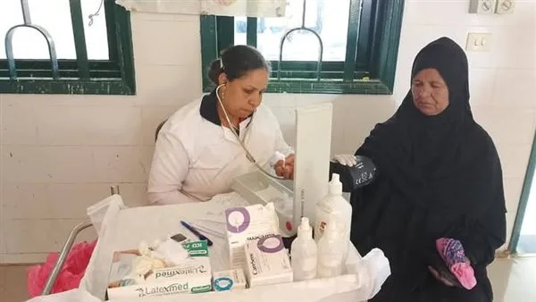 بالصور.. إنطلاق فعاليات القافلة الطبية لفحص المواطنين غرب الأقصر