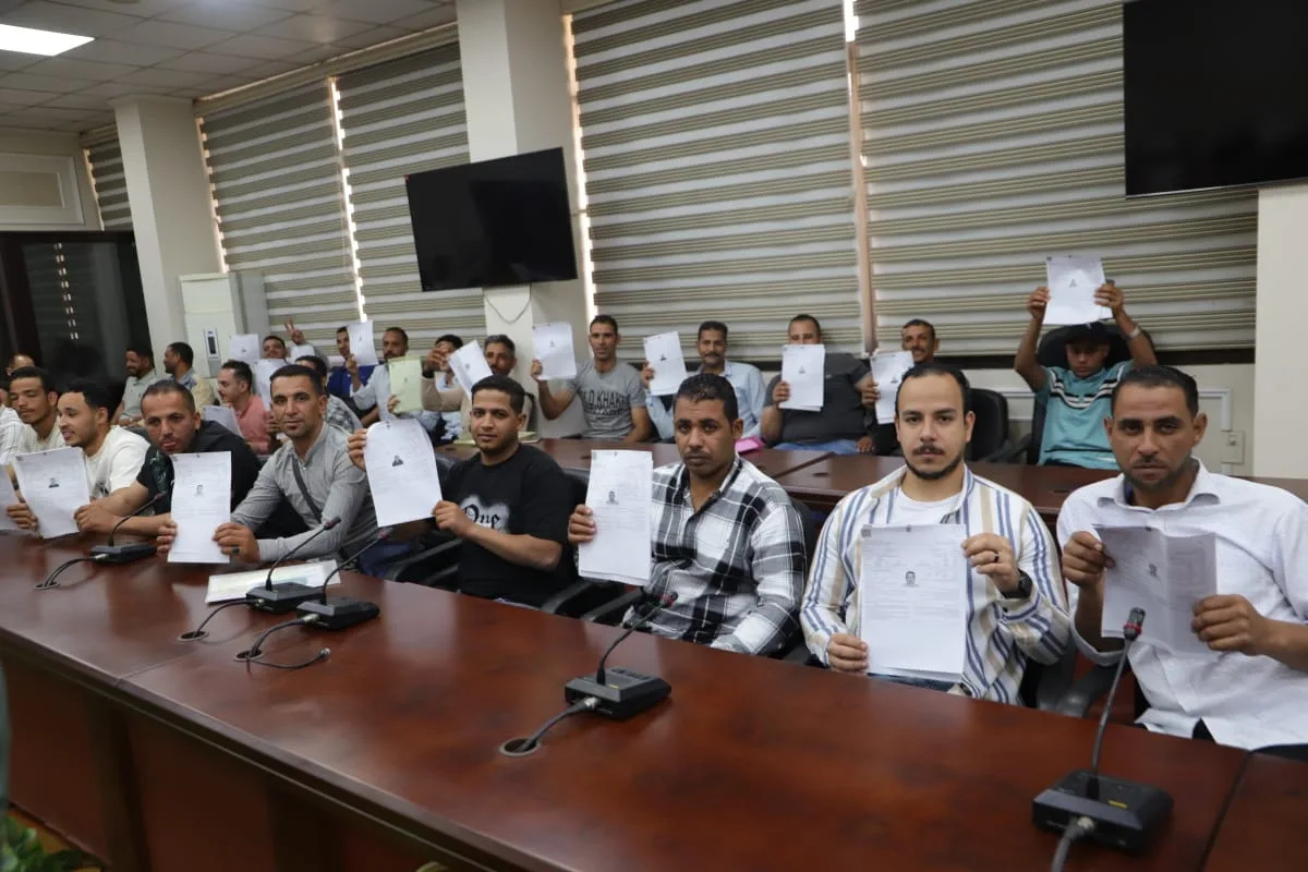 بالصور.. جبران يُسلم عقود عمل للمتقدمين على فرص عمل بالإمارات