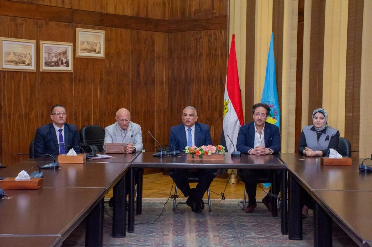 بالصور.. رئيس جامعة طنطا يوزع جوائز على المتدربات اللواتي شاركن في الدورة المجانية لتعليم الحياكة والتطريز. بالصور.. رئيس جامعة طنطا يوزع جوائز على المتدربات اللواتي شاركن في الدورة المجانية لتعليم الحياكة والتطريز.
