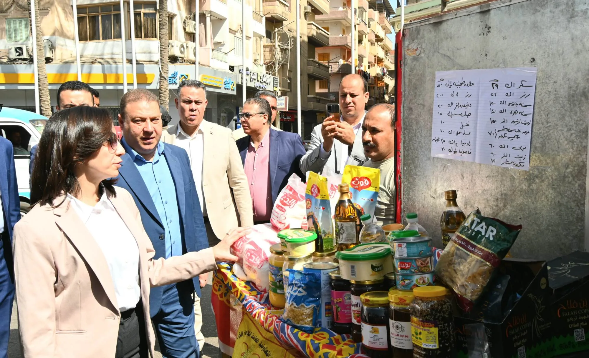 بالصور.. محافظ البحيرة تشهد قافلة لبيع السلع الغذائية وبيض المائدة واللحوم