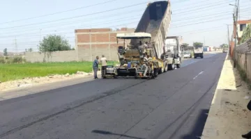 بالصور.. محافظ الغربية يواكب أعمال رصف طريق المرور في محلة أبو علي