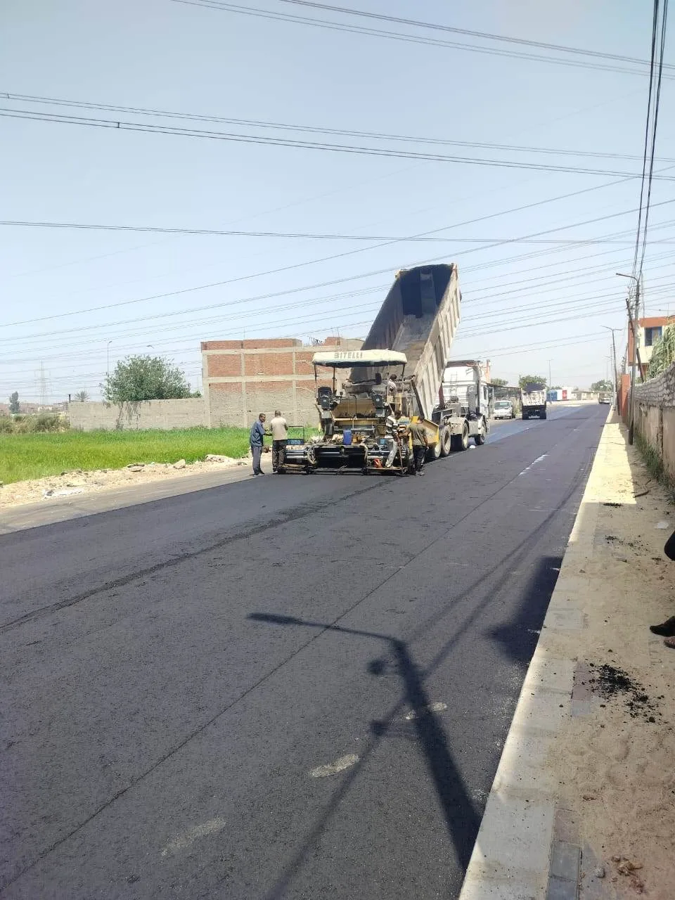 بالصور.. محافظ الغربية يواكب أعمال رصف طريق المرور في محلة أبو علي بالصور.. محافظ الغربية يواكب أعمال رصف طريق المرور في محلة أبو علي