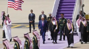 بالصور والفيديو: لحظة وصول الرئيس الأمريكي إلى العاصمة السعودية الرياض