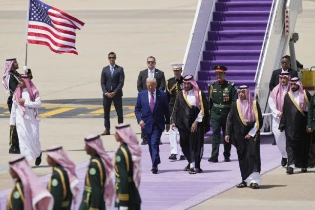 بالصور والفيديو: لحظة وصول الرئيس الأمريكي إلى العاصمة السعودية الرياض بالصور والفيديو: لحظة وصول الرئيس الأمريكي إلى العاصمة السعودية الرياض
