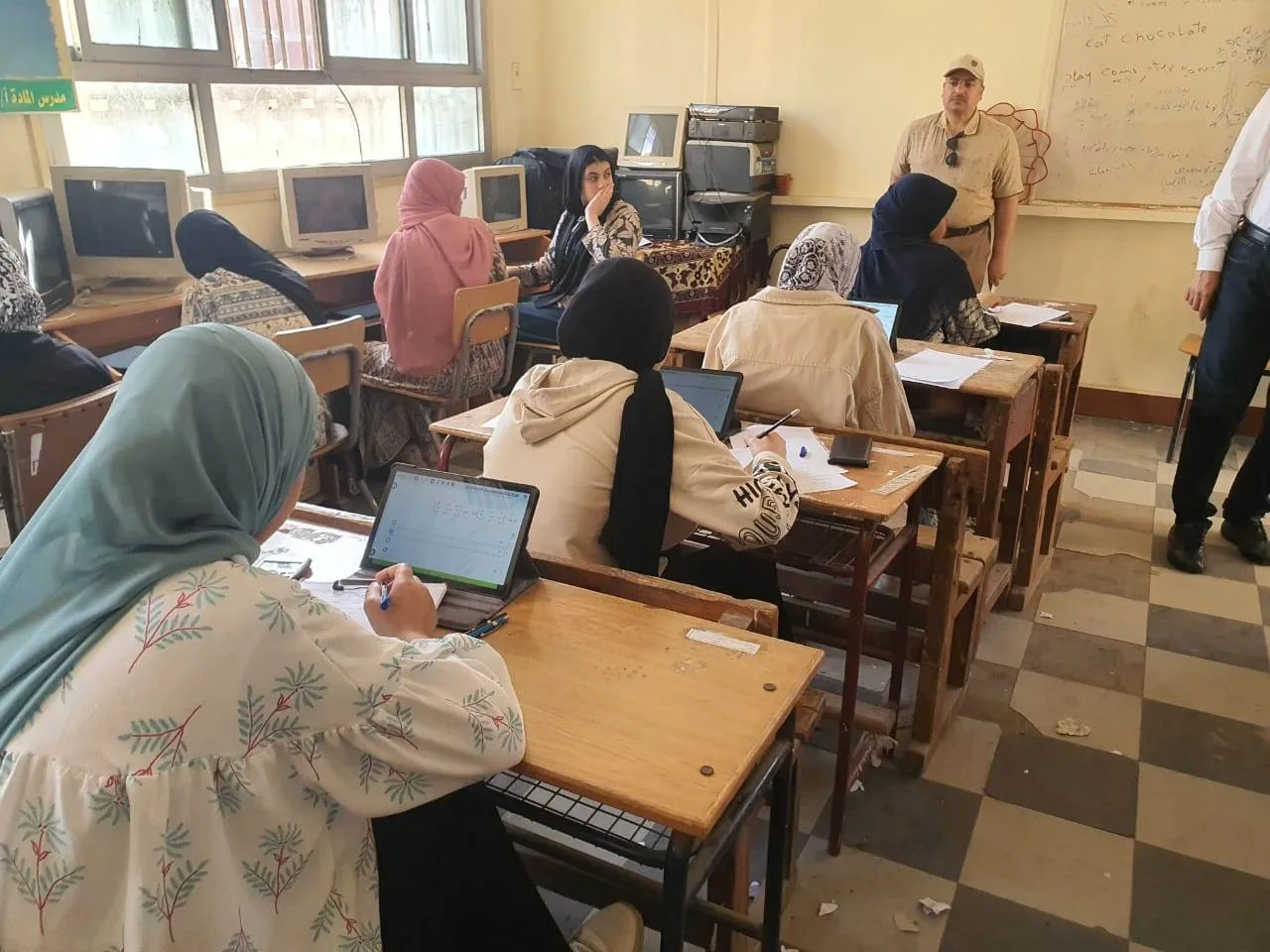 بالصور.. وكيل وزارة التعليم في الغربية يزور امتحانات النقل في شرق طنطا بالصور.. وكيل وزارة التعليم في الغربية يزور امتحانات النقل في شرق طنطا
