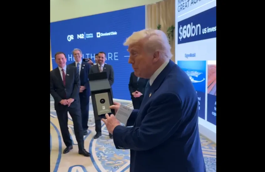 بالفيديو: الإمارات تقدم لترامب هدية غير متوقعة، والرئيس الأمريكي يبدو غير مرتاح – “ما هي التفاصيل؟” بالفيديو: الإمارات تقدم لترامب هدية غير متوقعة، والرئيس الأمريكي يبدو غير مرتاح – “ما هي التفاصيل؟”