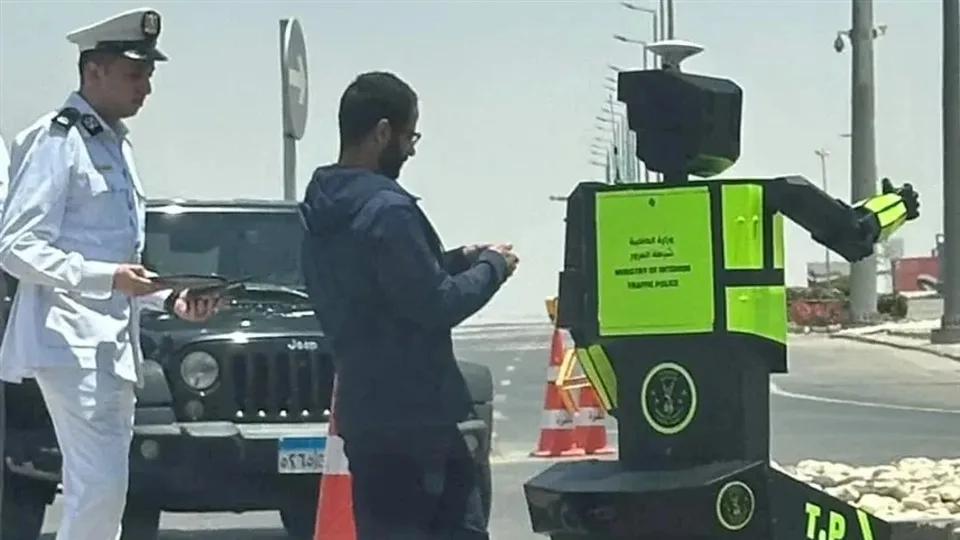 بالفيديو | جهاز روبوتي لإدارة حركة المرور في العاصمة الإدارية بمصر بالفيديو | جهاز روبوتي لإدارة حركة المرور في العاصمة الإدارية بمصر