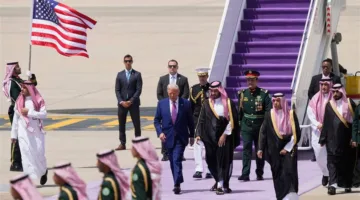 باللون البنفسجي بدلاً من الأحمر: قصة لون السجادة في استقبال ترامب بالرياض
