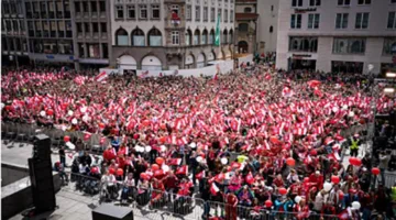 بايرن ميونخ يحتفي بخ winning title with fans.