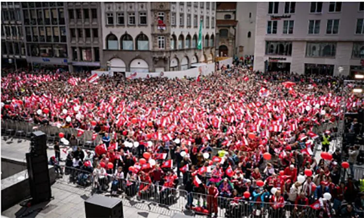 بايرن ميونخ يحتفي بخ winning title with fans. بايرن ميونخ يحتفي بخ winning title with fans.