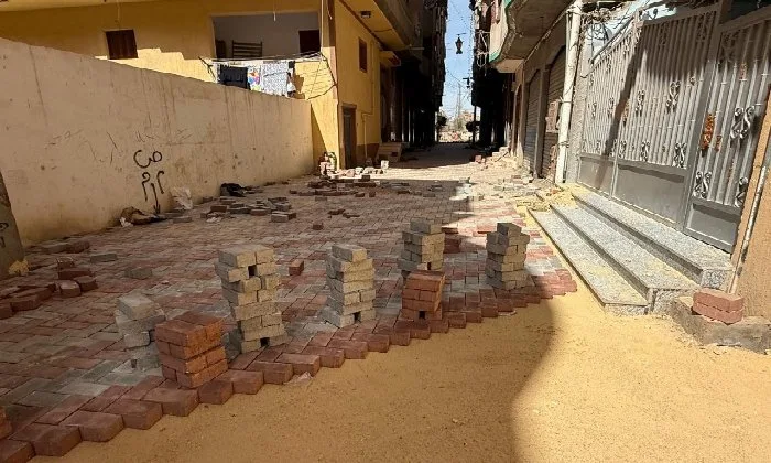 بتكلفة 10 ملايين جنيه.. انطلاق تركيب بلاط الإنترلوك في 3 طرق بإيتاي البارود بتكلفة 10 ملايين جنيه.. انطلاق تركيب بلاط الإنترلوك في 3 طرق بإيتاي البارود