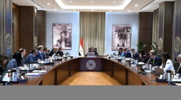 بحضور محافظ المركزي.. رئيس الوزراء يتابع تطورات برنامج الطروحات الحكومية