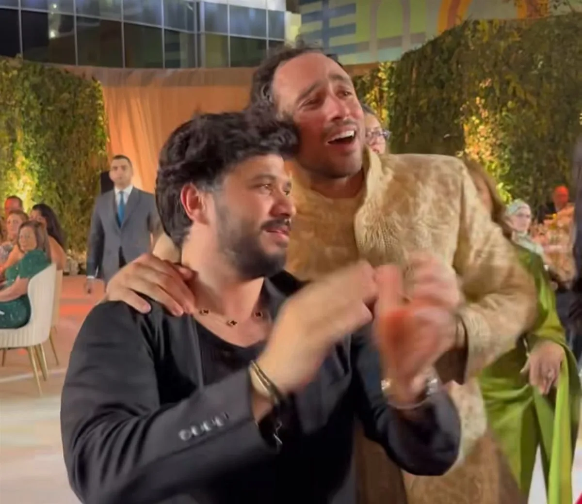 بحضور مصطفى حجاج والشرنوبي.. رامي عاشور يحتفل بزفافه ويرتدي زيًا هنديًا رفقة زوجته