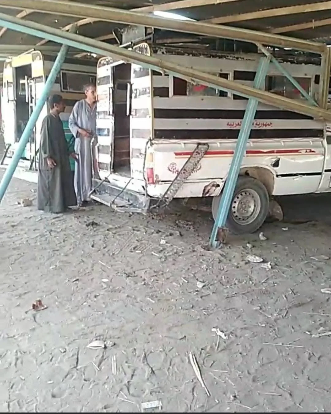 بدء رفع السقف المنهار فوق سيارات موقف قوص بقنا