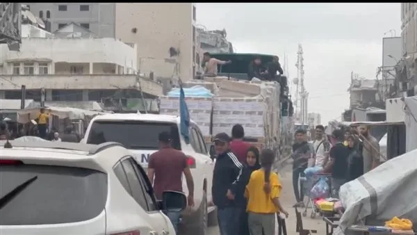 بدء وصول شاحنات الإغاثة الإنسانية إلى غزة بدء وصول شاحنات الإغاثة الإنسانية إلى غزة