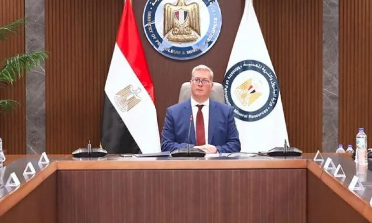 بدوي يبرز التزام الدولة تجاه شركائها الدوليين في قطاع النفط والغاز. بدوي يبرز التزام الدولة تجاه شركائها الدوليين في قطاع النفط والغاز.