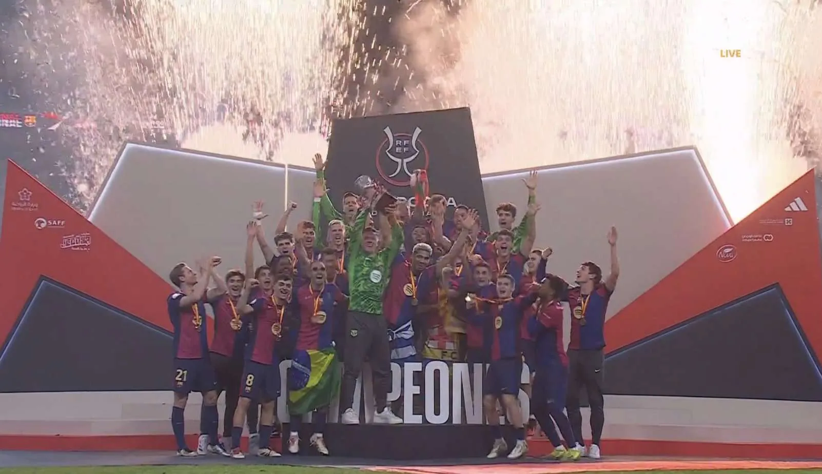 برشلونة يتعرض للخسارة أمام فياريال خلال مراسم تسليم كأس الدوري الإسباني برشلونة يتعرض للخسارة أمام فياريال خلال مراسم تسليم كأس الدوري الإسباني