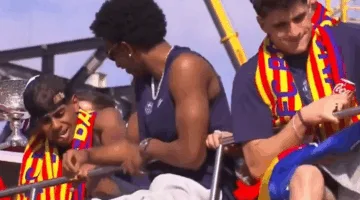 برشلونة يحتفل مع جماهيره بعد الفوز بلقب الدوري الإسباني
