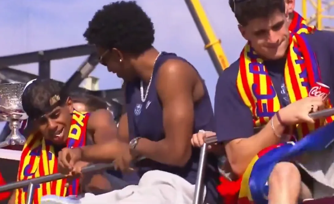 برشلونة يحتفل مع جماهيره بعد الفوز بلقب الدوري الإسباني