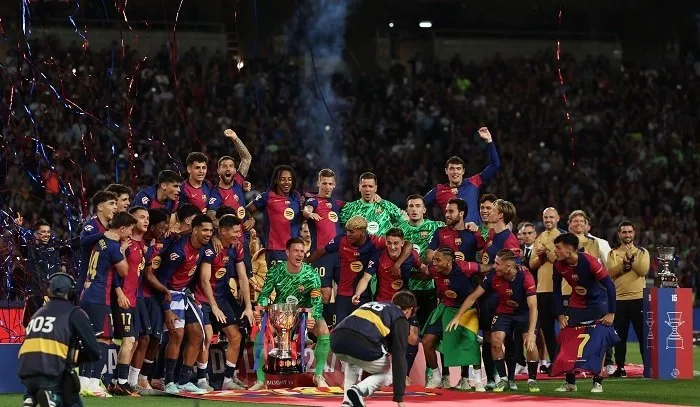 برشلونة يخسر لأول مرة في الدوري الإسباني خلال احتفالية التتويج (فيديو) برشلونة يخسر لأول مرة في الدوري الإسباني خلال احتفالية التتويج (فيديو)