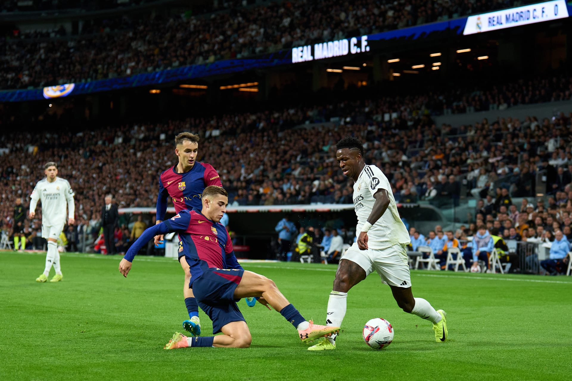 برشلونة يكشف رسميًا عن قميص الكلاسيكو ضد ريال مدريد