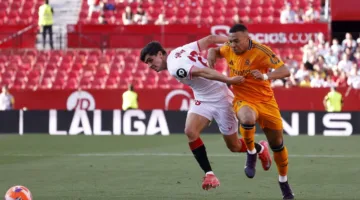 برشلونة يمنى بالهزيمة أمام فياريال، وريال مدريد يحقق انتصاراً على إشبيلية في الدوري الإسباني.