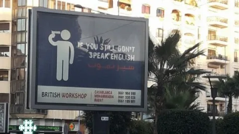 بسبب الاخلال بالحياء والمساس بمؤسسات حكومية.. بلدية الدار البيضاء تفرض شروطًا صارمة على الإعلانات في الشوارع