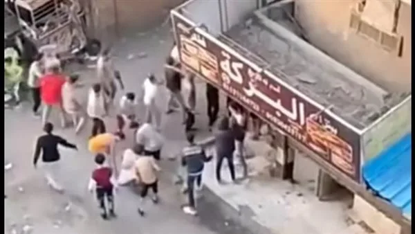بسبب خلاف على البيع والشراء.. تفاصيل تعدي شخصين على آخرين داخل سوبر ماركت في القاهرة