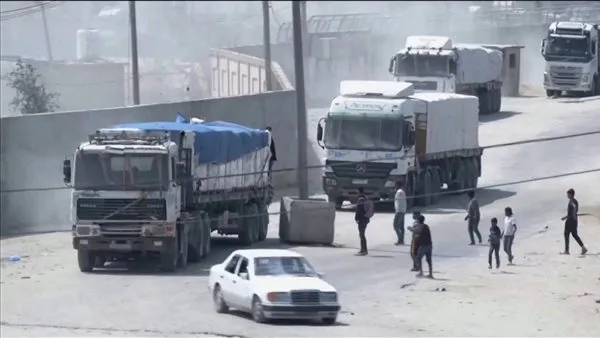 بسبب ضغوط ترامب.. نتنياهو يوافق على دخول أول شحنة مساعدات إلى غزة اليوم