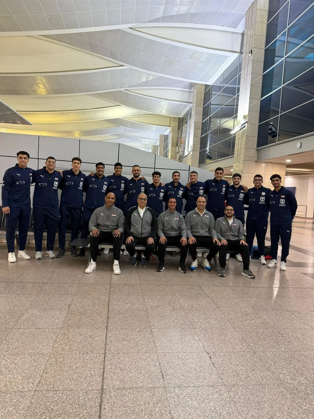بعثة منتخب اليد تحت 19 سنة تغادر إلى التشيك استعدادًا لبطولة العالم| صور