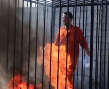 بعد 10 سنوات من الحادثة، السويد تبدأ محاكمة جهادي بتهمة إحراق الطيار الأردني معاذ الكساسبة بعد 10 سنوات من الحادثة، السويد تبدأ محاكمة جهادي بتهمة إحراق الطيار الأردني معاذ الكساسبة